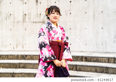 一個穿著和服和and的女人 61249617