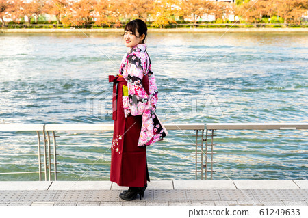 A woman with a small kimono and a hakama 61249633