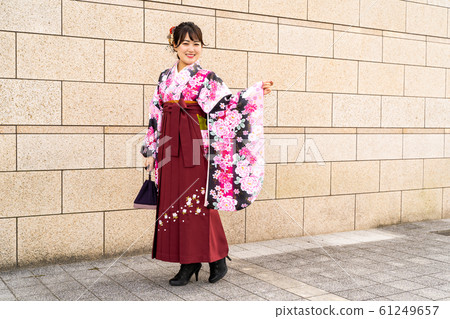 一個穿著和服和and的女人 一個穿著和服和and的女人 61249657