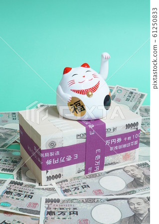 Lucky cat and banknote Lucky cat and banknote 61250833