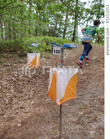Athletes rush to the checkpoint on the trail 61251053