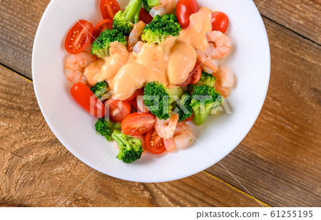 Salad with shrimps and fresh vegetables 61255195