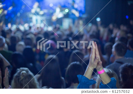 Audience applauded by the stage artist. 61257032
