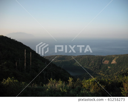 從三宅島大山-A的中央眺望大池池和三倉島 從三宅島大山-A的中央眺望大池池和三倉島 61258273