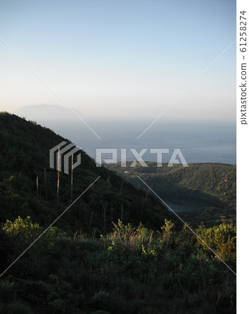 從三宅島大山山坡-B眺望王子池塘和三島島 從三宅島大山山坡-B眺望王子池塘和三島島 61258274