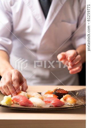 Bamboo grasping sushi 61259771