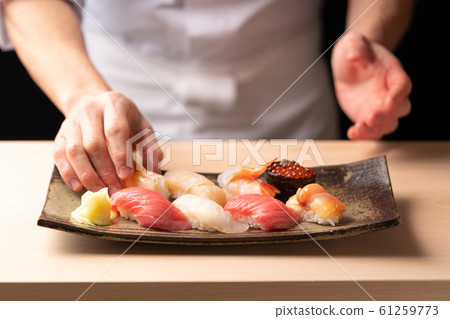 Bamboo grasping sushi 61259773