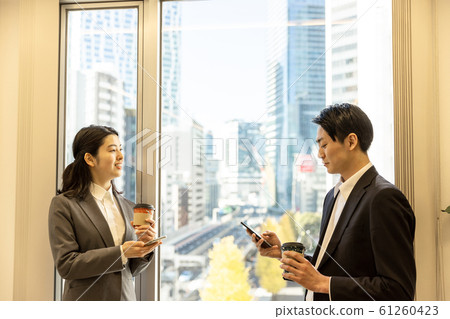 在辦公室休息 61260423