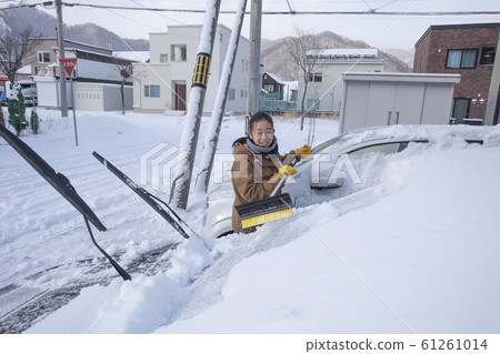 Car snow removal 61261014