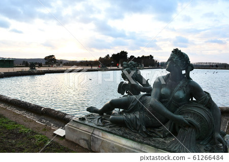 Statue outside Versailles Palace 61266484