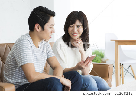 情侶/智能手機/生活/用餐/沙發/生活方式 61268212
