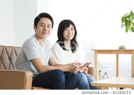 Couple / Smartphone / Living / Dining / Sofa / Lifestyle Couple / Smartphone / Living / Dining / Sofa / Lifestyle 61268213