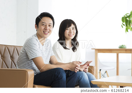情侶/智能手機/生活/用餐/沙發/生活方式 61268214