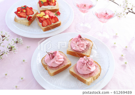 Open sandwich with cherry bean paste and cherry cream Open sandwich with cherry bean paste and cherry cream 61269489