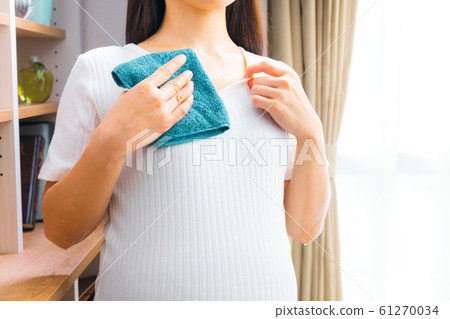 Pregnant woman sweating 61270034