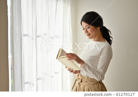 詠嘆調站在窗邊的書 61270127
