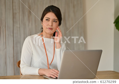 一個致力於個人計算機的女人 一個致力於個人計算機的女人 61270299