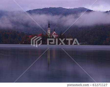 布萊德湖日出前聖母升天的秋天教堂 61271127