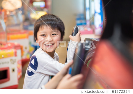 男孩在遊戲中心玩 男孩在遊戲中心玩 61272234