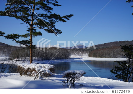 岩岩洞湖在冬天 61272479