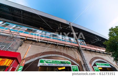 俯瞰新橋站的日本東京城市景觀 61273351