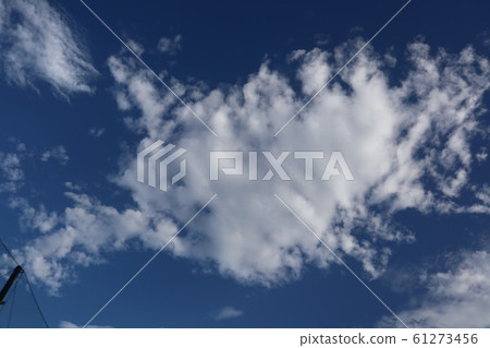 在藍天的白色雲彩 在藍天的白色雲彩 61273456