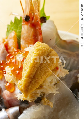 Exquisite bowl dishes served with sea urchin, shrimp and salmon roe 61274846