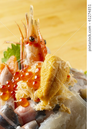 精美的碗碟配海膽，蝦和鮭魚子 61274851