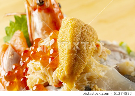 精美的碗碟配海膽，蝦和鮭魚子 61274853