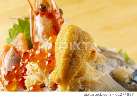 Exquisite bowl dishes served with sea urchin, shrimp and salmon roe Exquisite bowl dishes served with sea urchin, shrimp and salmon roe 61274857