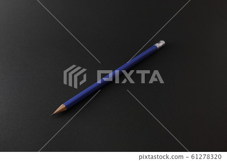 有藍色橡皮擦的鉛筆 有藍色橡皮擦的鉛筆 61278320