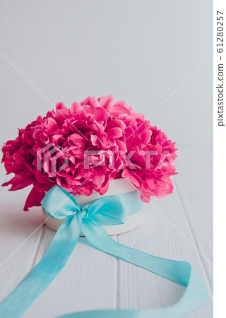 Beautiful pink peony flower bouquet in round box 61280257
