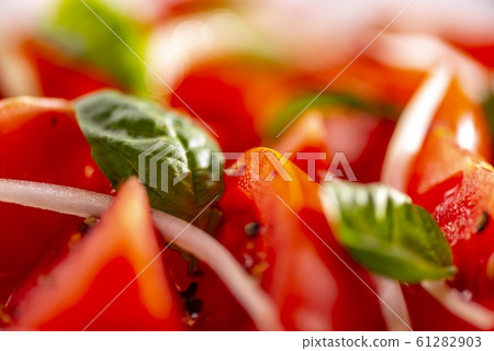 美味的番茄沙拉和橄欖油 美味的番茄沙拉和橄欖油 61282903