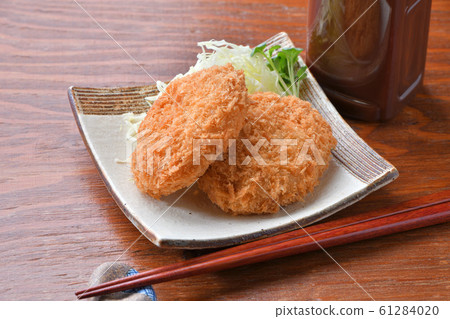 兩個炸丸子,配菜圖像。 兩個炸丸子,配菜圖像。 61284020