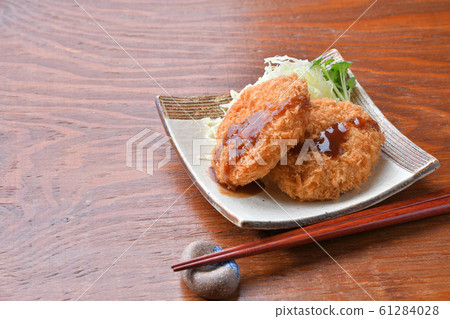 兩個炸丸子,配菜圖像。 兩個炸丸子,配菜圖像。 61284028