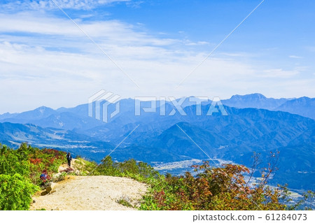 秋季進行五棱岳登山(從山路上欣賞妙高地區) 秋季進行五棱岳登山(從山路上欣賞妙高地區) 61284073