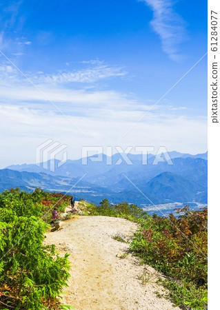 秋季進行五棱岳登山(從山路上欣賞妙高地區) 秋季進行五棱岳登山(從山路上欣賞妙高地區) 61284077