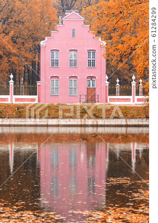 Pond and an old Dutch house in the autumn landscape in Moscow, Kuskovo, Russian Federation Pond and an old Dutch house in the autumn landscape in Moscow, Kuskovo, Russian Federation 61284299