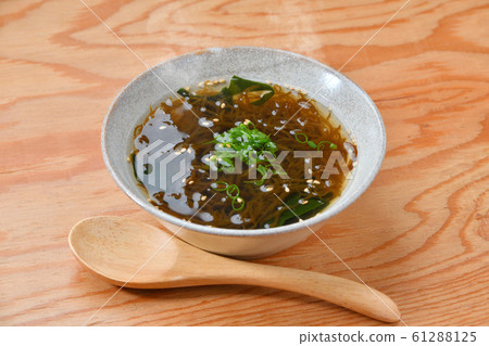 Attention) Steam is retouch synthesis. Mozuku and seaweed soup, mozuku and young cloth soup. Serve with sesame and green onions. Attention) Steam is retouch synthesis. Mozuku and seaweed soup, mozuku and young cloth soup. Serve with sesame and green onions. 61288125