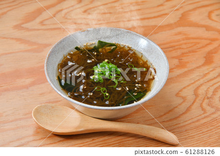 注意）Steam正在修飾合成。莫祖庫和海藻湯，莫祖庫和年輕布湯。服務與芝麻和蔥。 61288126