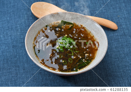 注意）Steam正在修飾合成。莫祖庫和海藻湯，莫祖庫和年輕布湯。服務與芝麻和蔥。 61288135