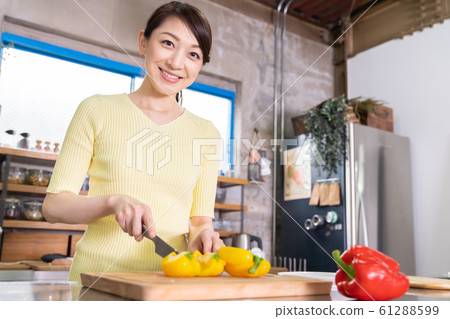 Woman cooking 61288599