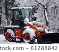 輪式裝載機在雪中 61288842