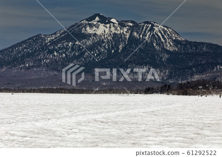 Ozegahara and Hiuchigatake in the remaining snow 61292522