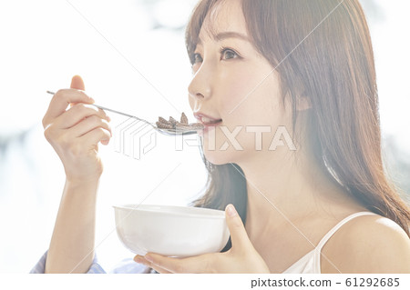 年輕女子，早晨，早餐，早餐，房間，房子 61292685