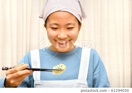 女孩吃餃子 61294030