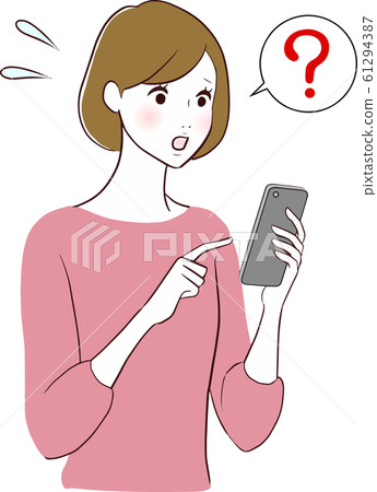 一個女人困擾著看著智能手機 61294387