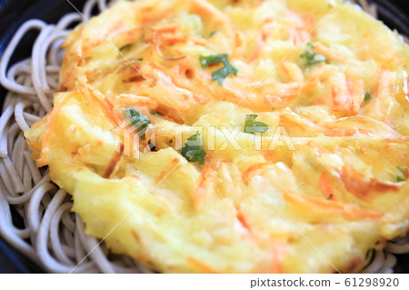 Delicious tempura soba 61298920