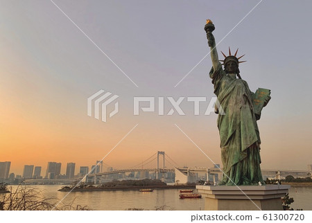 Odaiba: Statue of Liberty and Rainbow Bridge 61300720