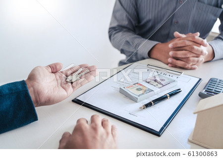 Real estate agents explain the document for Real estate agents explain the document for 61300863
